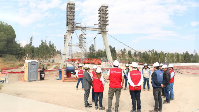 Junín.- En el marco del control preventivo que la Contraloría General impulsa, una comitiva integrada por autoridades y auditores de Lima y de Junín supervisaron distintas obras en la región, donde se detectaron serias deficiencias que comprometen la calidad de los proyectos y su entrega en los plazos establecidos. Las principales observaciones incluyeron obras abandonadas y paralizadas, ampliaciones de plazo irregulares, cronogramas de trabajo desactualizados, deficiente gestión de equipos y fallas en el control de calidad.