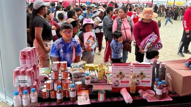 Qali Warma se hizo presente con la entrega a los niños de bebibles calientes y nutritivos, para afrontar el intenso frío de Manchay. 