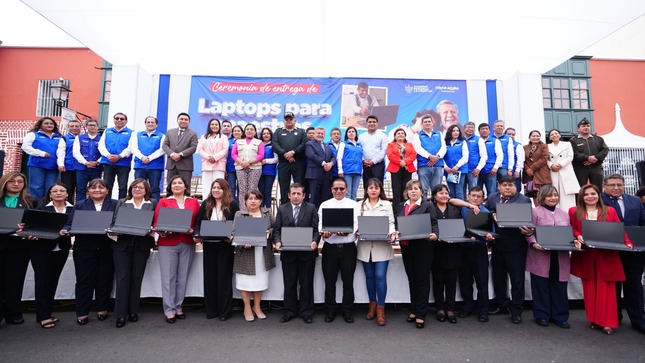 Martín Namay: Laptops para maestros se compraron con total transparencia y garantía de 3 años