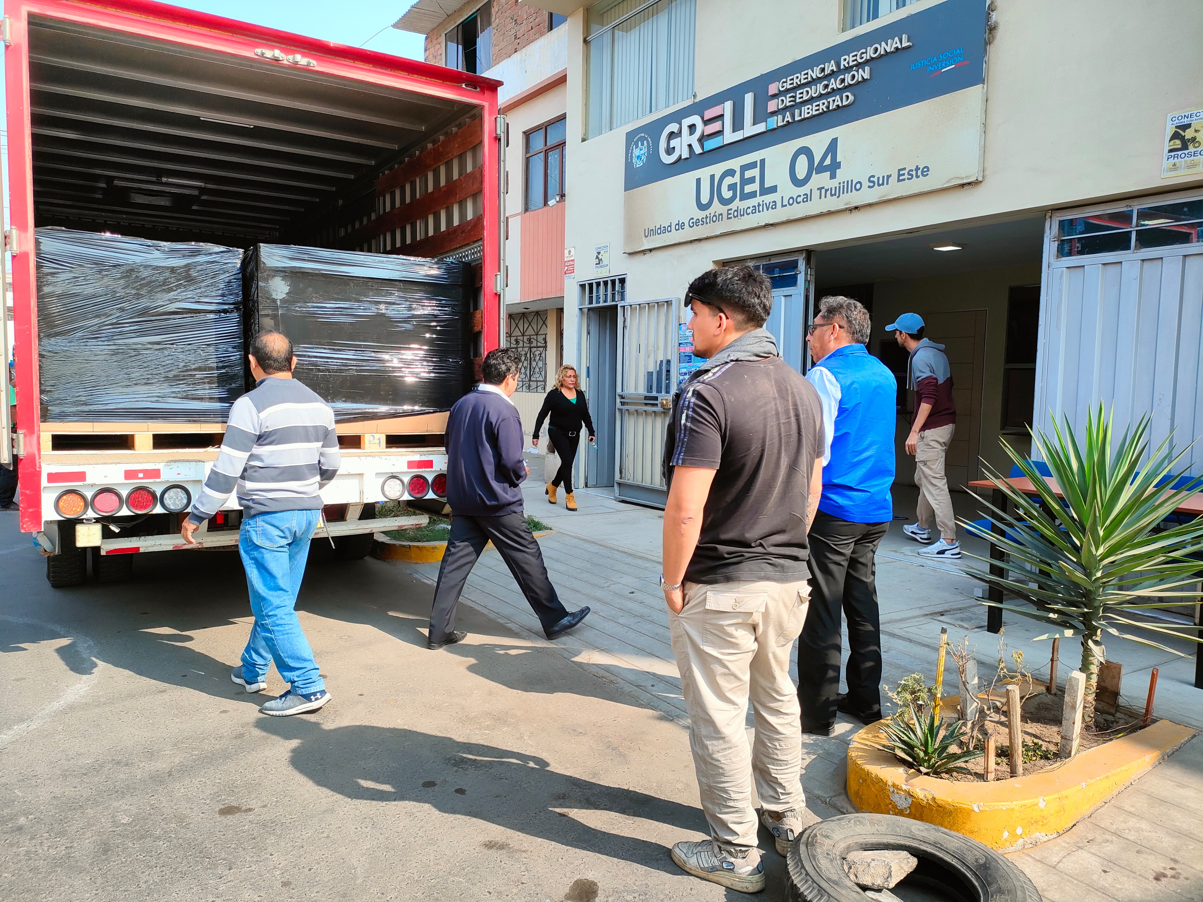Gore La Libertad continúa con distribución de laptops a Ugeles