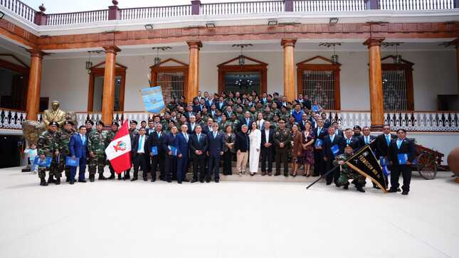 Gore condecoró a 110 licenciados del ejército que defendieron a la patria en Alto Cenepa