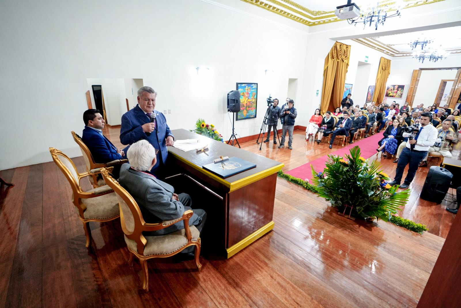 Gore condecora a José Landauro Valentini con la "Medalla de La Libertad”
