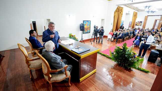 Gore condecora a José Landauro Valentini con la "Medalla de La Libertad”
