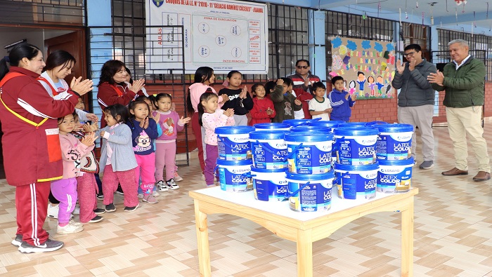 Alcalde provincial entrega donaci贸n a la I.E. N掳 21010 - 11 Gelacio Ram铆rez C谩ceres