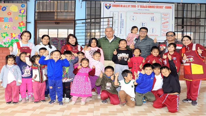 Alcalde provincial entrega donaci贸n a la I.E. N掳 21010 - 11 Gelacio Ram铆rez C谩ceres