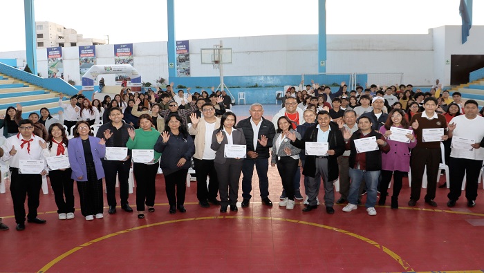 Alcalde provincial Fernando CΓ‘rdenas juramenta al nuevo Consejo de la Juventud en Huaral durante el "Festijoven"