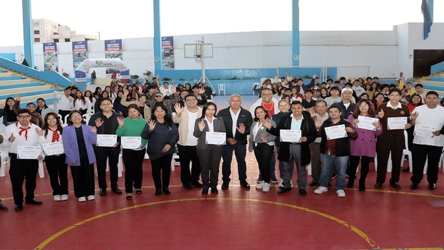 Alcalde provincial Fernando Cárdenas juramenta al nuevo Consejo de la Juventud en Huaral durante el "Festijoven"