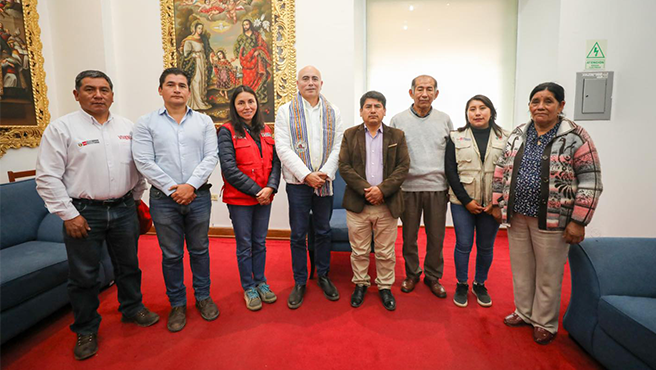 autoridades y el alcalde de andahuaylillas