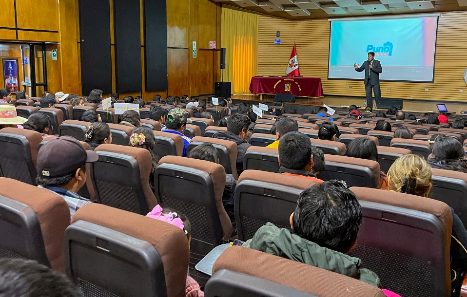Padres de familia de la iei 192 participan en taller informativo promovido por la DEMUNA