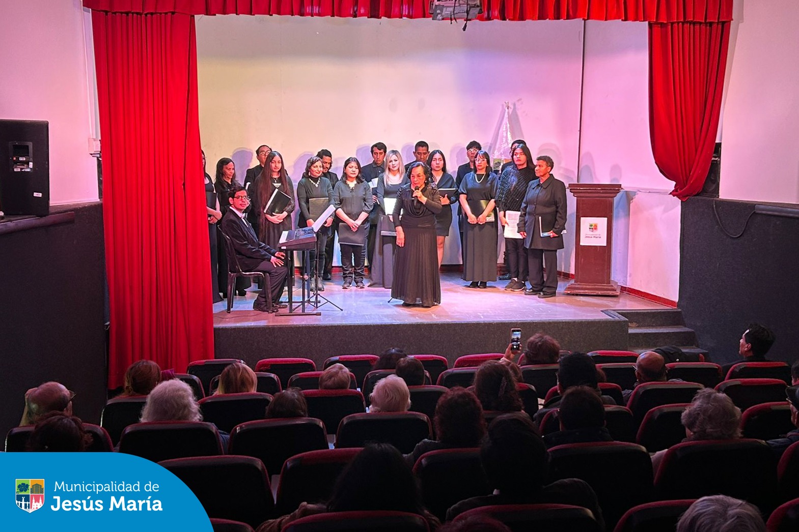 En el Centro Cultural, nuestros vecinos vivieron una velada inolvidable al ritmo de la música peruana, interpretada por el talentoso coro de La Nueva UAP . 🎶🇵🇪
Un evento que emocionó a todos con su energía y pasión. ¡Gracias a todos los que nos acompañaron en esta noche de música, unión y orgullo nacional!