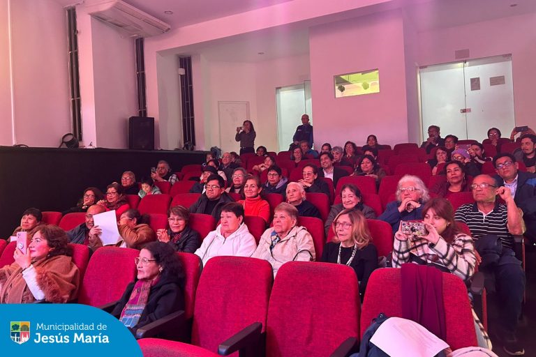 En el Centro Cultural, nuestros vecinos vivieron una velada inolvidable al ritmo de la música peruana, interpretada por el talentoso coro de La Nueva UAP . 🎶🇵🇪
Un evento que emocionó a todos con su energía y pasión. ¡Gracias a todos los que nos acompañaron en esta noche de música, unión y orgullo nacional!