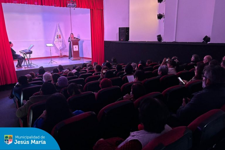 En el Centro Cultural, nuestros vecinos vivieron una velada inolvidable al ritmo de la música peruana, interpretada por el talentoso coro de La Nueva UAP . 🎶🇵🇪
Un evento que emocionó a todos con su energía y pasión. ¡Gracias a todos los que nos acompañaron en esta noche de música, unión y orgullo nacional!