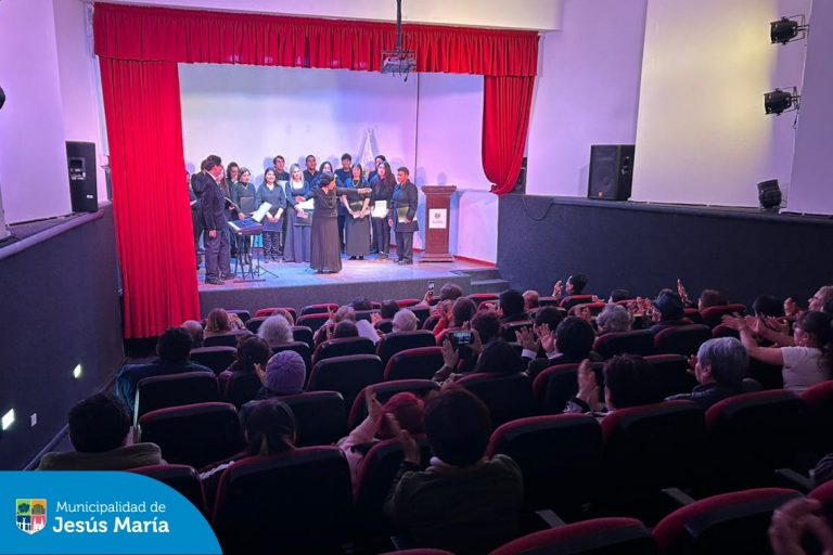 En el Centro Cultural, nuestros vecinos vivieron una velada inolvidable al ritmo de la música peruana, interpretada por el talentoso coro de La Nueva UAP . 🎶🇵🇪
Un evento que emocionó a todos con su energía y pasión. ¡Gracias a todos los que nos acompañaron en esta noche de música, unión y orgullo nacional!