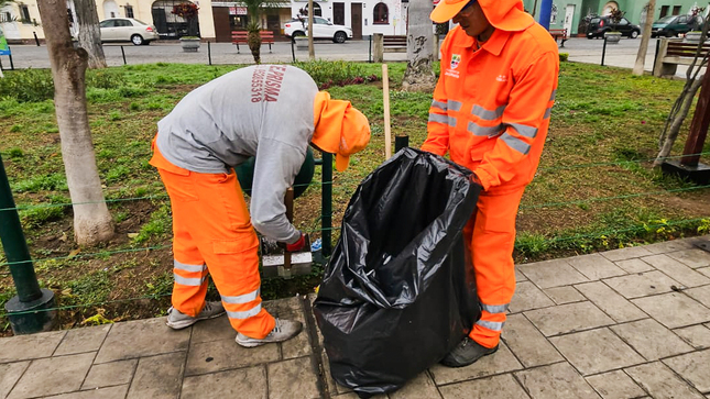 Estuvimos en la Plaza San José donde realizamos una limpieza exhaustiva utilizando equipos especializados. ⛑️ Ahí barrimos cada ambiente, recogimos maleza y basura, y limpiamos a fondo las papeleras basculantes. 💪
De esta manera cuidamos nuestros espacios públicos, asegurando un entorno más limpio y agradable para todos.
¡Sigamos trabajando juntos por un distrito impecable!