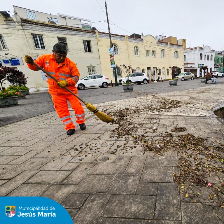 Estuvimos en la Plaza San José donde realizamos una limpieza exhaustiva utilizando equipos especializados. ⛑️ Ahí barrimos cada ambiente, recogimos maleza y basura, y limpiamos a fondo las papeleras basculantes. 💪
De esta manera cuidamos nuestros espacios públicos, asegurando un entorno más limpio y agradable para todos.
¡Sigamos trabajando juntos por un distrito impecable!
