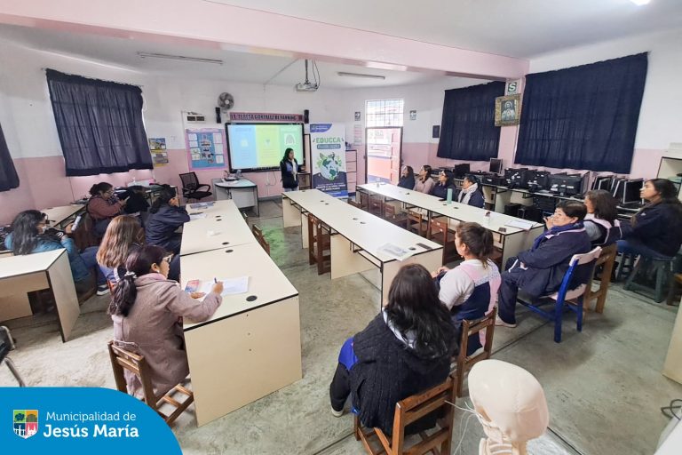 Como parte de la Promotoría Ambiental Escolar, visitamos la I.E. Teresa González de Fanning para capacitar a sus docentes sobre el cuidado del medio ambiente. 🌱
Cada paso cuenta para construir un distrito más sostenible y responsable con nuestro planeta.