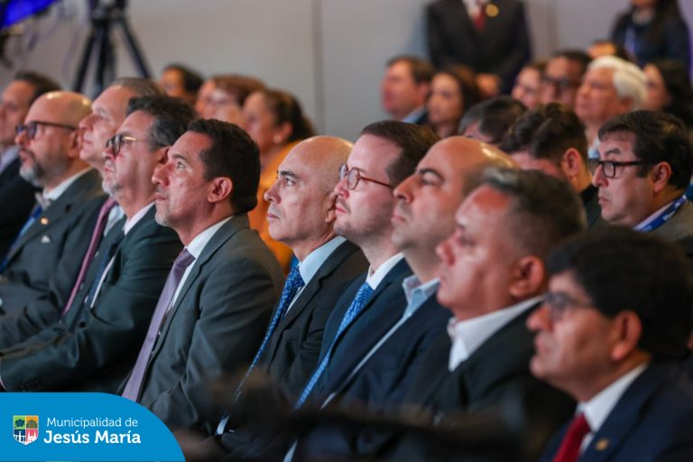 El alcalde Jesús Gálvez participó en la inauguración del II Foro “Unidos por el Agua y Saneamiento”, organizado por el Ministerio de Vivienda Perú . Una jornada que reunió a líderes nacionales e internacionales con un solo objetivo: hacer del acceso al agua y saneamiento un derecho garantizado para toda la población peruana. 💪🚰
Desde Jesús María, seguimos trabajando para impulsar propuestas que lleven soluciones reales a cada comunidad. ¡El agua es vida, y es un derecho de todos!