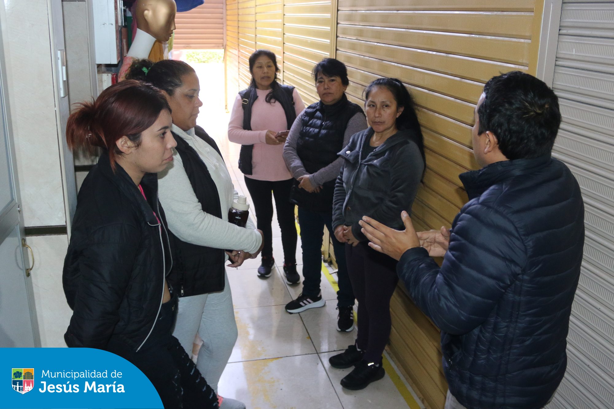 Continuamos con el Programa de Formalización de Autorizaciones Municipales a cargo de la Gerencia de Desarrollo Económico. En esta oportunidad, los comerciantes de la Galería Carhuanca recibieron charlas sobre licencias de funcionamiento, técnicas de intervención en casos de emergencia, manejo de extintores y fiscalización y control.