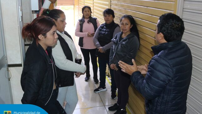 Continuamos con el Programa de Formalización de Autorizaciones Municipales  a cargo de la Gerencia de Desarrollo Económico. En esta oportunidad, los comerciantes de la Galería Carhuanca recibieron charlas sobre licencias de funcionamiento, técnicas de intervención en casos de emergencia,  manejo de extintores  y fiscalización y control.
