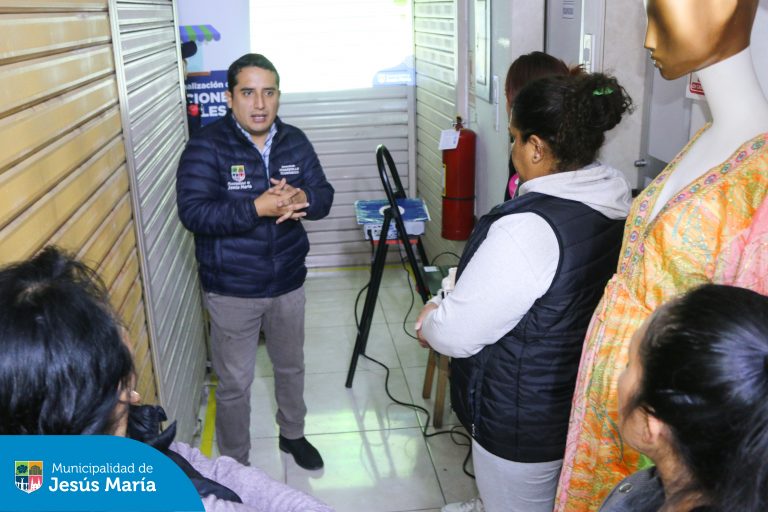 Continuamos con el Programa de Formalización de Autorizaciones Municipales a cargo de la Gerencia de Desarrollo Económico. En esta oportunidad, los comerciantes de la Galería Carhuanca recibieron charlas sobre licencias de funcionamiento, técnicas de intervención en casos de emergencia, manejo de extintores y fiscalización y control.