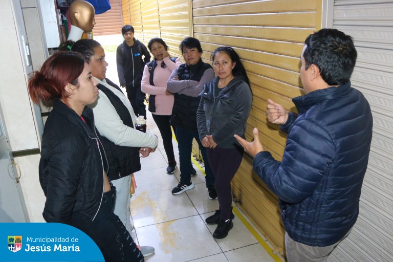 Continuamos con el Programa de Formalización de Autorizaciones Municipales a cargo de la Gerencia de Desarrollo Económico. En esta oportunidad, los comerciantes de la Galería Carhuanca recibieron charlas sobre licencias de funcionamiento, técnicas de intervención en casos de emergencia, manejo de extintores y fiscalización y control.
