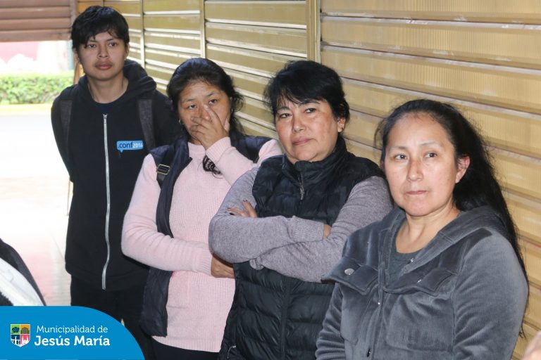 Continuamos con el Programa de Formalización de Autorizaciones Municipales a cargo de la Gerencia de Desarrollo Económico. En esta oportunidad, los comerciantes de la Galería Carhuanca recibieron charlas sobre licencias de funcionamiento, técnicas de intervención en casos de emergencia, manejo de extintores y fiscalización y control.