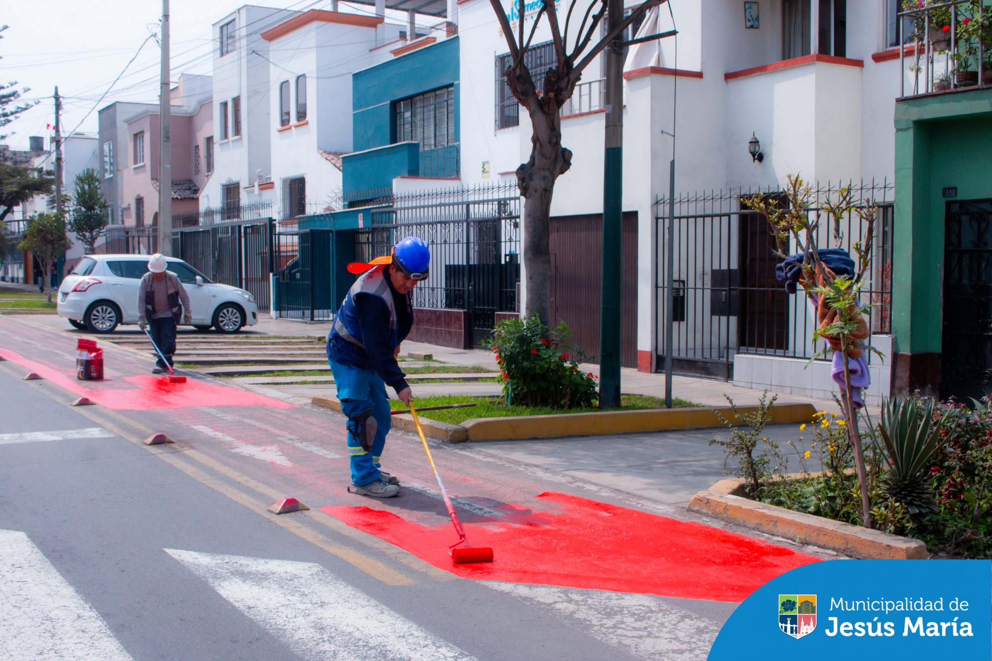Hemos renovado nuestras ciclovías en distintos puntos del distrito para brindarte un desplazamiento más seguro y eficiente. 🚲✨ Con el nuevo pintado, seguimos apostando por una movilidad más sostenible y protegida para todos. 💪🏻
¡Recuerda usar siempre las ciclovías y respetar las señales! 🤚🏻 Juntos, construimos un distrito más seguro y amigable con el medio ambiente.
