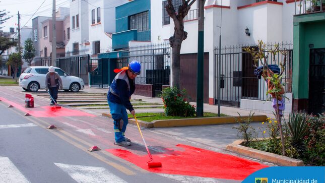 Hemos renovado nuestras ciclovías en distintos puntos del distrito para brindarte un desplazamiento más seguro y eficiente. 🚲✨ Con el nuevo pintado, seguimos apostando por una movilidad más sostenible y protegida para todos. 💪🏻
¡Recuerda usar siempre las ciclovías y respetar las señales! 🤚🏻 Juntos, construimos un distrito más seguro y amigable con el medio ambiente.