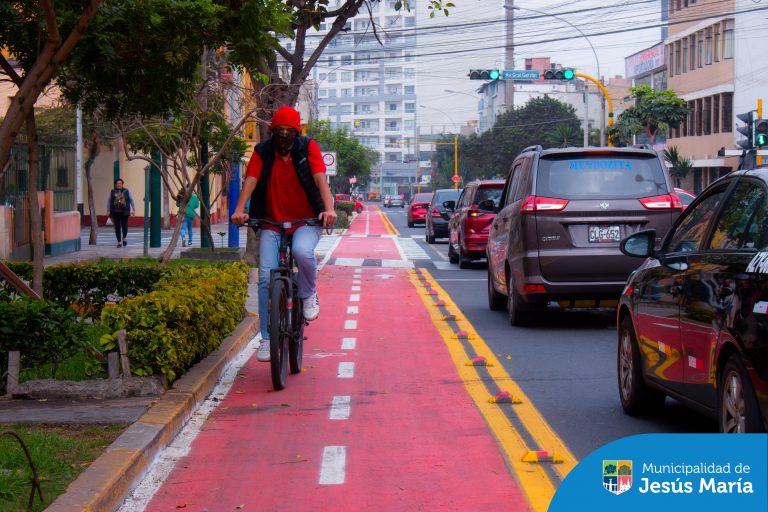Hemos renovado nuestras ciclovías en distintos puntos del distrito para brindarte un desplazamiento más seguro y eficiente. 🚲✨ Con el nuevo pintado, seguimos apostando por una movilidad más sostenible y protegida para todos. 💪🏻
¡Recuerda usar siempre las ciclovías y respetar las señales! 🤚🏻 Juntos, construimos un distrito más seguro y amigable con el medio ambiente.