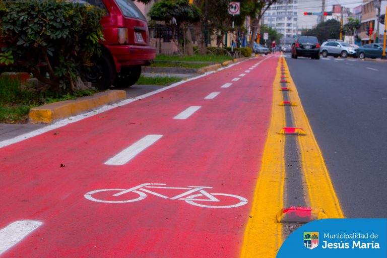 Hemos renovado nuestras ciclovías en distintos puntos del distrito para brindarte un desplazamiento más seguro y eficiente. 🚲✨ Con el nuevo pintado, seguimos apostando por una movilidad más sostenible y protegida para todos. 💪🏻
¡Recuerda usar siempre las ciclovías y respetar las señales! 🤚🏻 Juntos, construimos un distrito más seguro y amigable con el medio ambiente.
