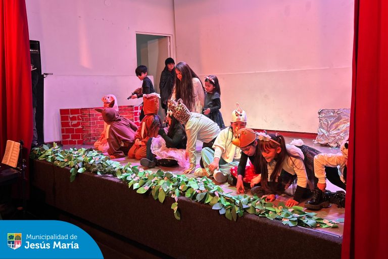 El I Festival Coral Municipal llenó de música el Centro Cultural, donde niños y adultos deleitaron a nuestros vecinos con un espectáculo inolvidable. 
¡Gracias a todos los asistentes!