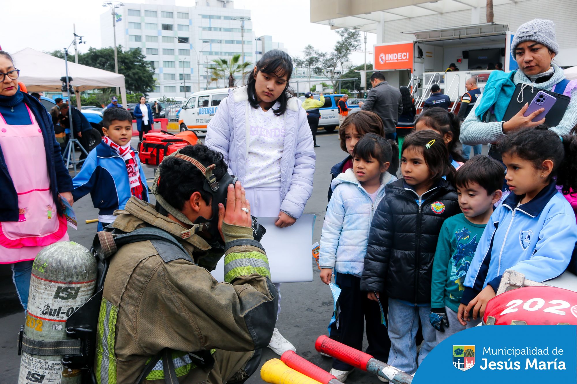 Nuestros vecinos y alumnos de diferentes colegios, se acercaron al Conjunto Residencial San Felipe para recibir charlas de prevención, conocer las funciones de los bomberos ⛑️ en casos de emergencia y usar el simulador para tomar conciencia y estar preparados ante cualquier situación de emergencia. 🏠
¡La prevención salva vidas! Sé parte de un distrito preparado.