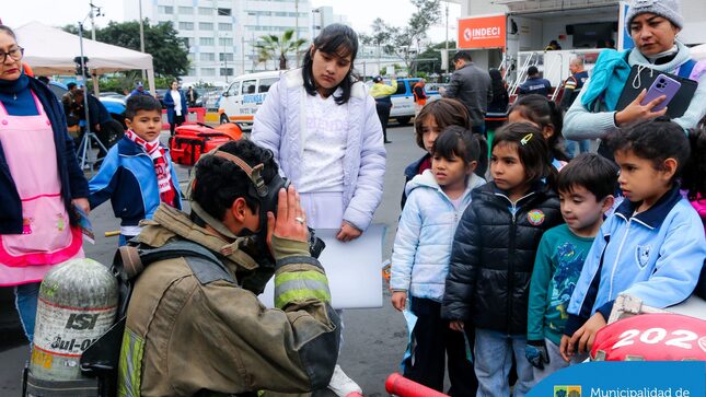 Nuestros vecinos y alumnos de diferentes colegios, se acercaron al Conjunto Residencial San Felipe para recibir charlas de prevención, conocer las funciones de los bomberos ⛑️ en casos de emergencia y usar el simulador para tomar conciencia y estar preparados ante cualquier situación de emergencia. 🏠
¡La prevención salva vidas! Sé parte de un distrito preparado.