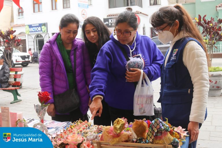 Aquí encontrarás productos hechos con pasión y creatividad 💕por emprendedores de nuestro distrito. Te esperamos hoy y mañana desde las 🕙 10:00 am hasta las 8:00 pm. en la Plaza San José.