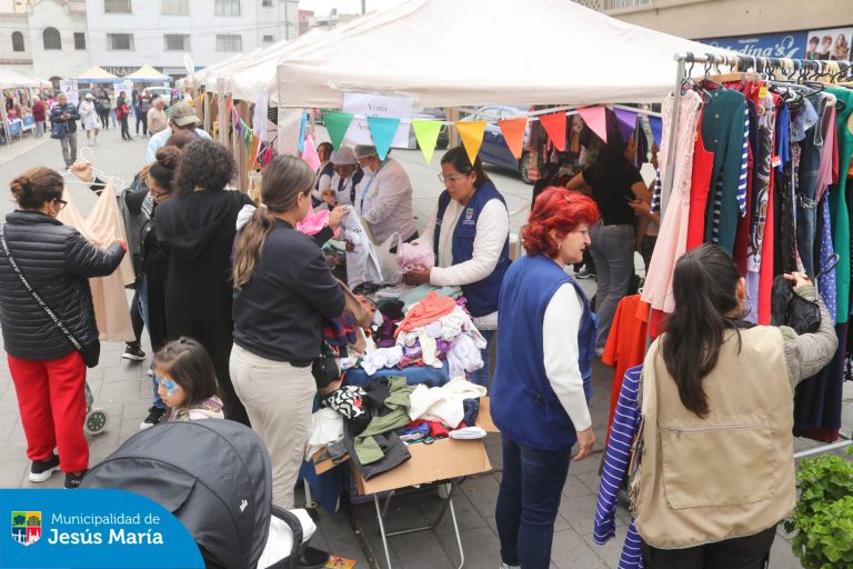 Aquí encontrarás productos hechos con pasión y creatividad 💕por emprendedores de nuestro distrito. Te esperamos hoy y mañana desde las 🕙 10:00 am hasta las 8:00 pm. en la Plaza San José.