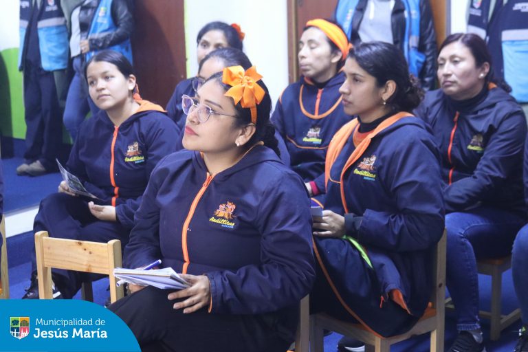 Llegamos al Nido Ardillitas para llevar a las docentes, una charla de concientización sobre el Trastorno del Espectro Autista. ☝🏻 Esta actividad, que busca promover la comprensión y empatía hacia las personas con autismo, recorrerá diversos centros educativos del distrito.