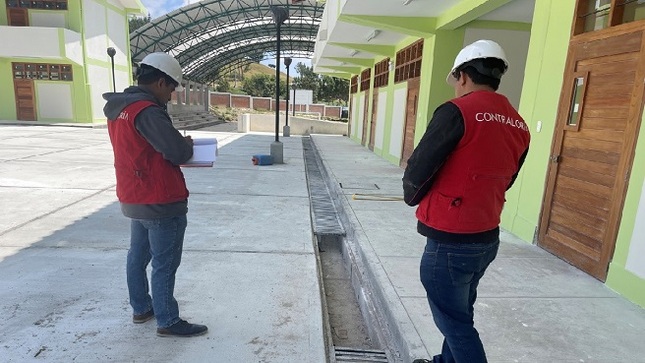 Cajamarca.– La Contraloría General advirtió situaciones que pueden afectar el funcionamiento adecuado de la obra “Mejoramiento del servicio educativo en las Instituciones Educativas Secundarias Samuel del Alcázar, Valentín Paniagua Corazao en Cajamarca", así como generar perjuicio económico a la Gerencia Subregional de Chota. Este proyecto está valorizado en S/ 4 771 096 y de no desarrollarse adecuadamente 2326 beneficiarios se verían afectados.