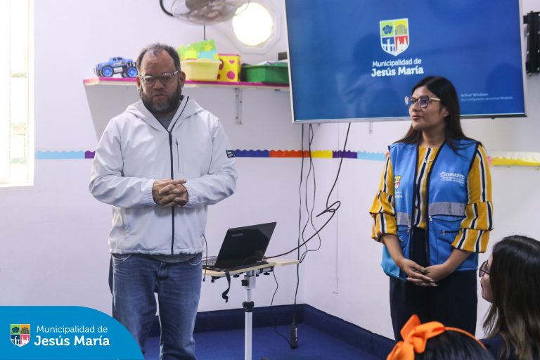Llegamos al Nido Ardillitas para llevar a las docentes, una charla de concientización sobre el Trastorno del Espectro Autista. ☝🏻 Esta actividad, que busca promover la comprensión y empatía hacia las personas con autismo, recorrerá diversos centros educativos del distrito.