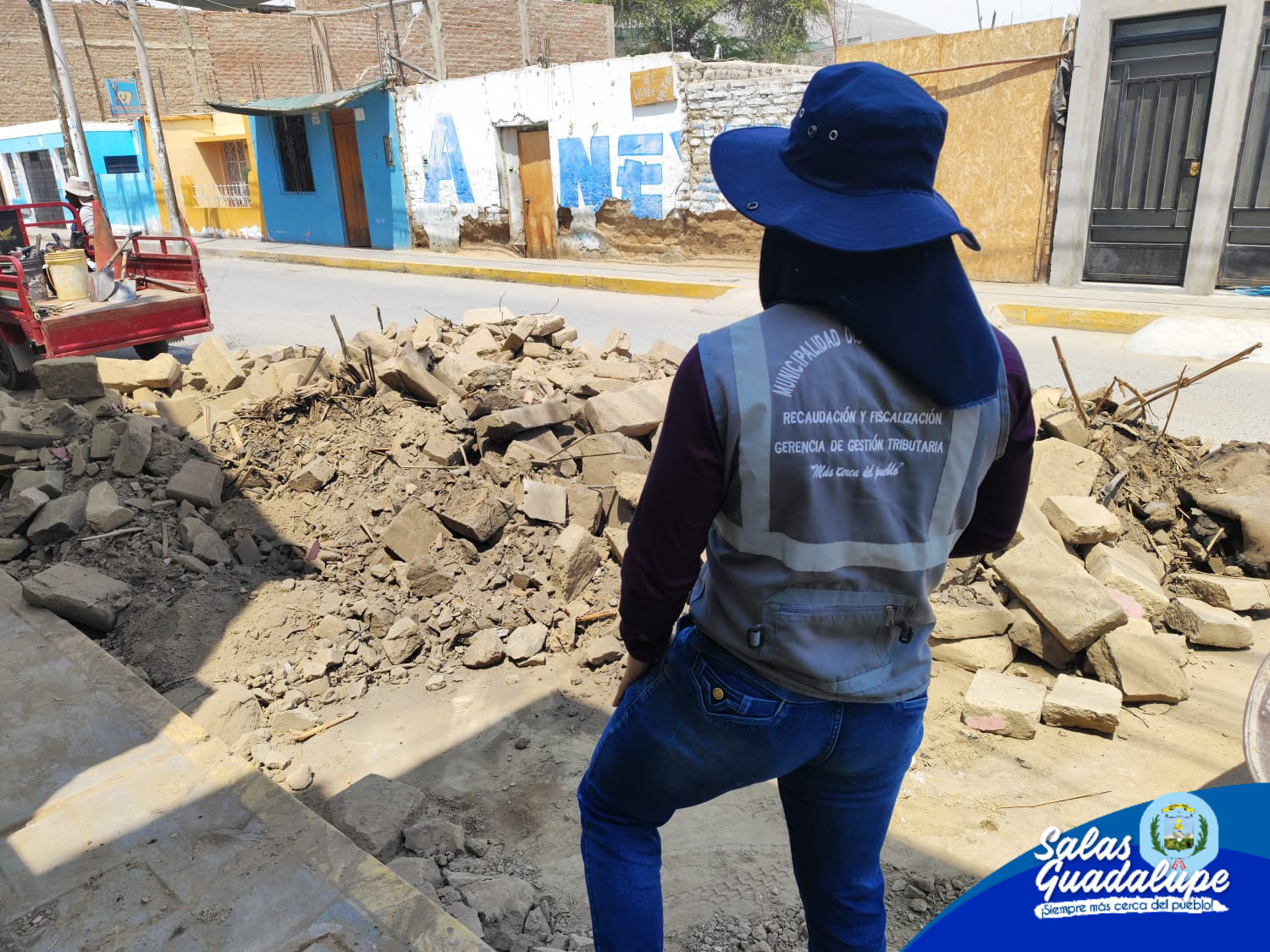VECINOS DE GUADALUPE SON NOTIFICADOS POR ARROJAR DESMONTE Y MATERIALES DE CONSTRUCCION A LA VÍA PÚBLICA