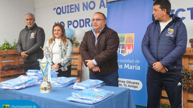 Nuestro alcalde Jesús Gálvez compartió una jornada inolvidable con los jóvenes seleccionados de nuestra Academia de Béisbol y Sóftbol. Con mucha emoción, entregó las nuevas camisetas que lucirán en los próximos campeonatos interdistritales, representando con pasión y dedicación a Jesús María. 💪👕
¡Sigamos apoyando el deporte y nuestros talentos locales!