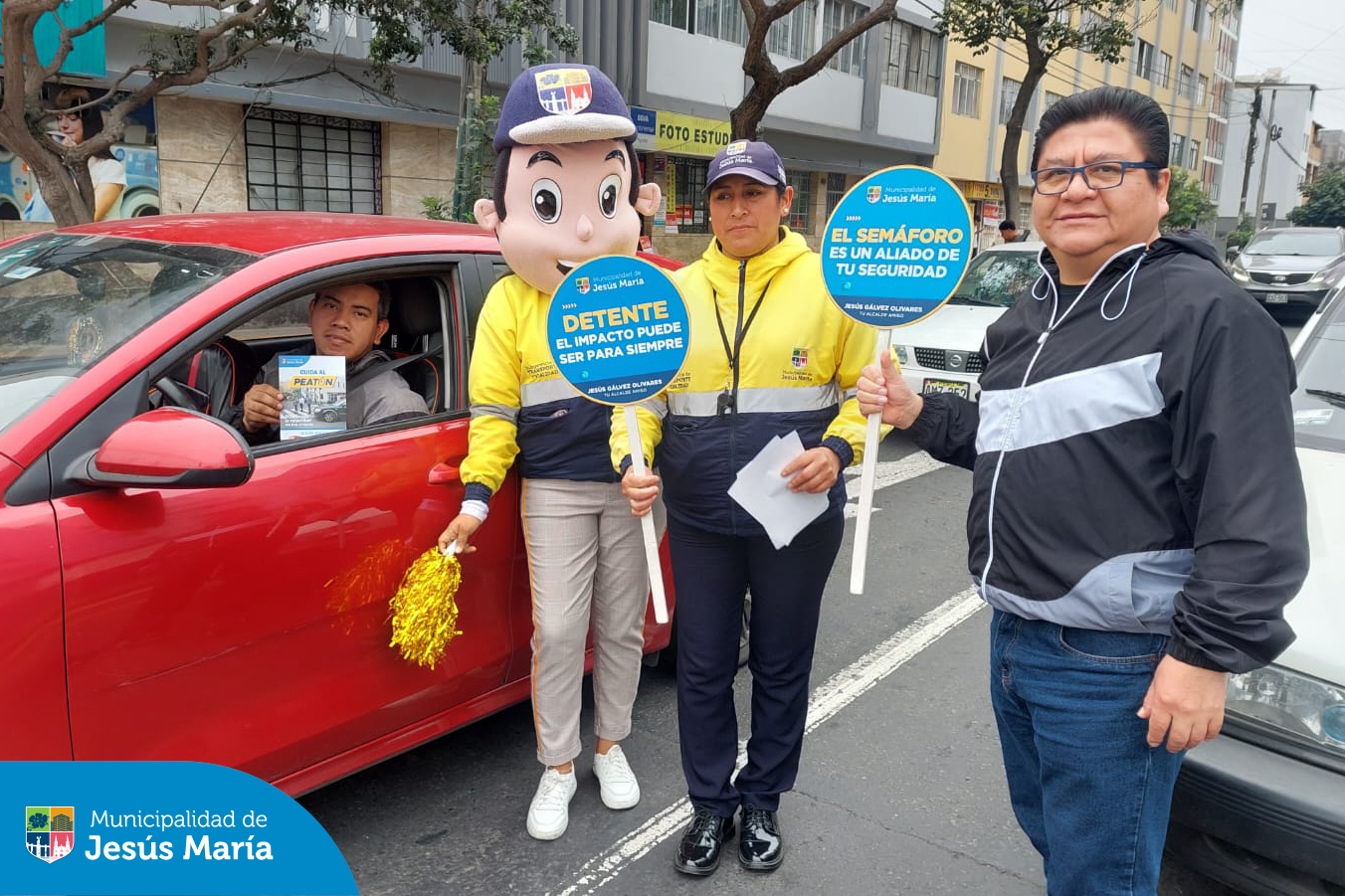 Continuamos con nuestra campaña de concientización en las principales avenidas del distrito, con el objetivo de promover el cumplimiento de las normas de tránsito 🚸 y evitar accidentes.