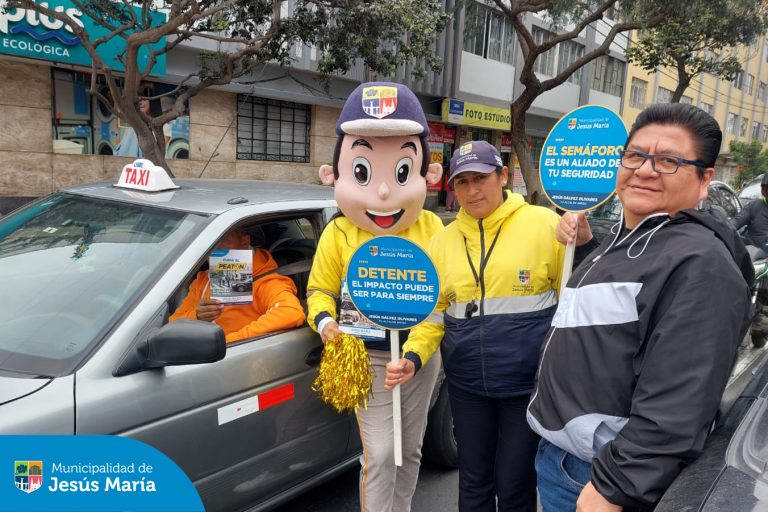 Continuamos con nuestra campaña de concientización en las principales avenidas del distrito, con el objetivo de promover el cumplimiento de las normas de tránsito 🚸 y evitar accidentes.