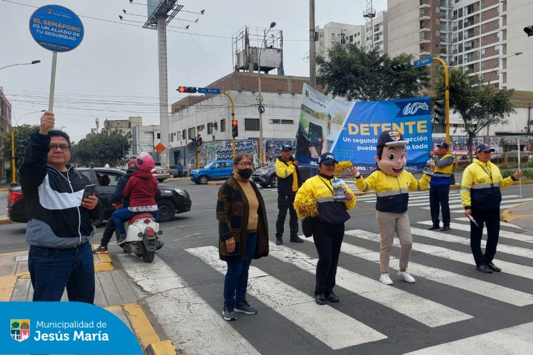 Continuamos con nuestra campaña de concientización en las principales avenidas del distrito, con el objetivo de promover el cumplimiento de las normas de tránsito 🚸 y evitar accidentes.