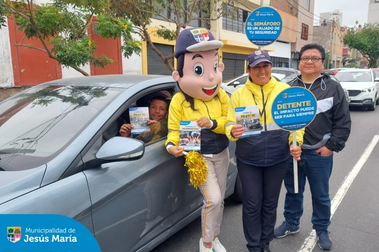 Continuamos con nuestra campaña de concientización en las principales avenidas del distrito, con el objetivo de promover el cumplimiento de las normas de tránsito 🚸 y evitar accidentes.