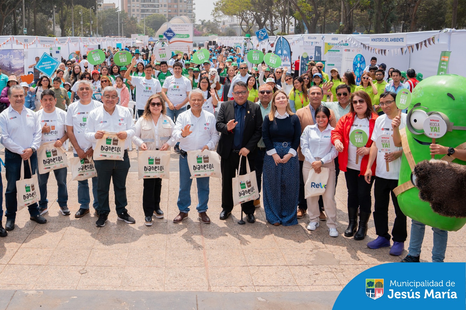 Conmemorando el Día de la Gestión Integral de los Residuos Sólidos. nos unimos al Ministerio del Ambiente – Perú para realizar esta gran feria ambiental, con el fin de concientizar sobre la importancia del manejo adecuado de los residuos sólidos que generamos diariamente. 🚮
☝🏻 Recuerda: cada residuo en su lugar. ¡El cambio comienza contigo!
