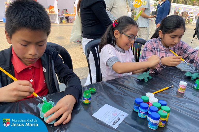 Conmemorando el Día de la Gestión Integral de los Residuos Sólidos. nos unimos al Ministerio del Ambiente – Perú para realizar esta gran feria ambiental, con el fin de concientizar sobre la importancia del manejo adecuado de los residuos sólidos que generamos diariamente. 🚮
☝🏻 Recuerda: cada residuo en su lugar. ¡El cambio comienza contigo!