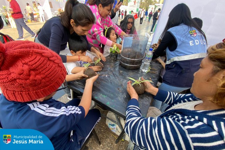 Conmemorando el Día de la Gestión Integral de los Residuos Sólidos. nos unimos al Ministerio del Ambiente – Perú para realizar esta gran feria ambiental, con el fin de concientizar sobre la importancia del manejo adecuado de los residuos sólidos que generamos diariamente. 🚮
☝🏻 Recuerda: cada residuo en su lugar. ¡El cambio comienza contigo!