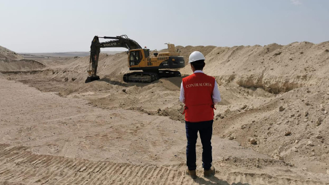 Ica.– La Contraloría General advirtió a la Municipalidad Provincial de Ica que en la obra de mejoramiento del relleno sanitario de Ica se incluyeron partidas vinculadas a la vía de acceso al botadero que no se ejecutaron según lo establecido en las especificaciones del expediente técnico. Sin embargo, la valorización presentada por el contratista sí las incluye en los trabajos de agosto.