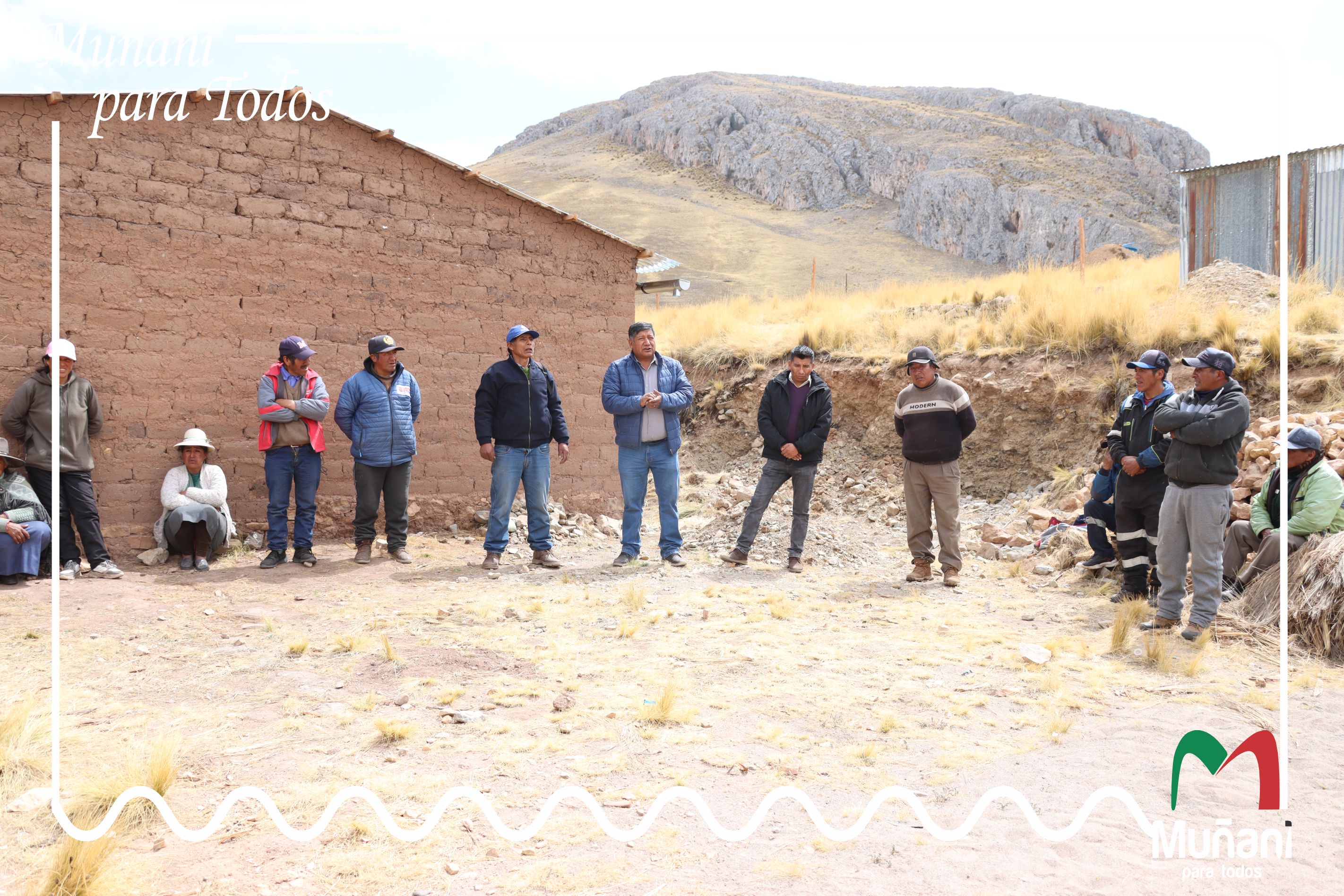 Fotografias de pobladores del CP de Toma reunidos para la electrificación rural