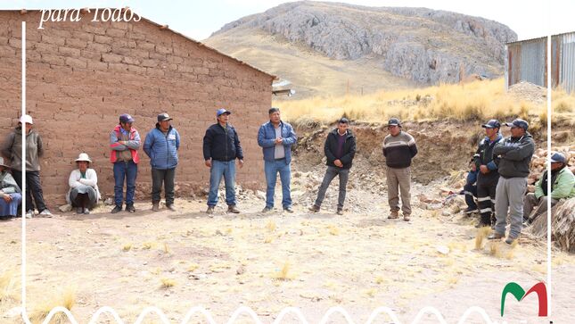 Fotografias de pobladores del CP de Toma reunidos para la electrificación rural